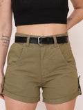 Shorts Jeans: com cintura alta e cinto. Cintura elástica